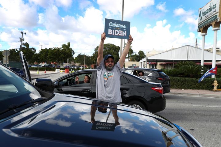 Un simpatizante del partido demócrata muestra una pancarta con el lema 'Cubanos con Biden' en Miami (Florida, EEUU) el 18 de octubre.