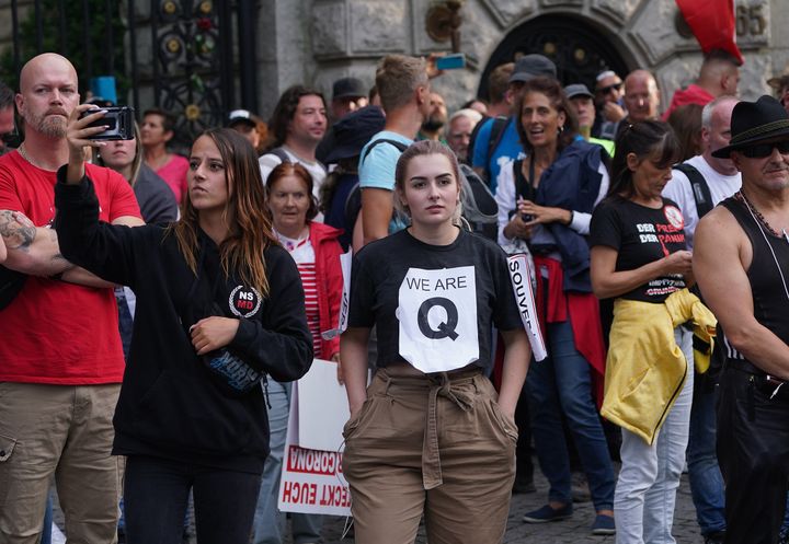 ドイツ・ベルリンで、QアノンのTシャツを着て政府の新型コロナウイルス対策に抗議する極右団体支持者（2020年8月29日撮影）