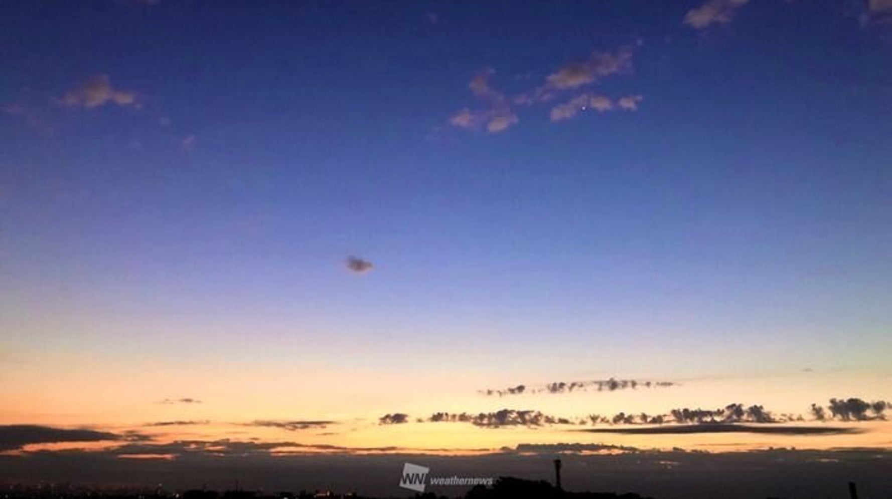 まるで魔法のような朝焼け 紺碧からオレンジに変わる マジックアワー とは ハフポスト News まるで魔法のような朝焼け 紺碧からオレンジに変わる マジックアワー とは ハフポスト News