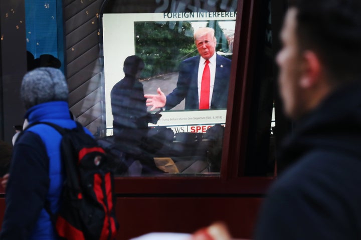 ニュ—ヨークの街頭テレビに写し出されるトランプ大統領(2020年1月撮影)