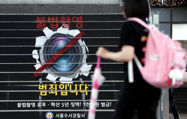 서울 강남구 SRT 수서역 계단에 불법촬영은 범죄임을 경각시켜 주는 이미지가 래핑되어 있다.