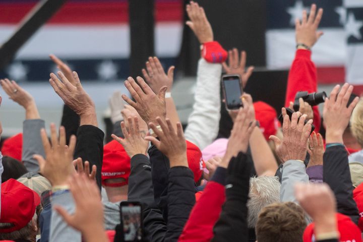 ペンシルベニア州で開催されたトランプ大統領の選挙集会。「投票に行くか」と聞かれ、手を振って応える支持者たち（2020年10月26日）