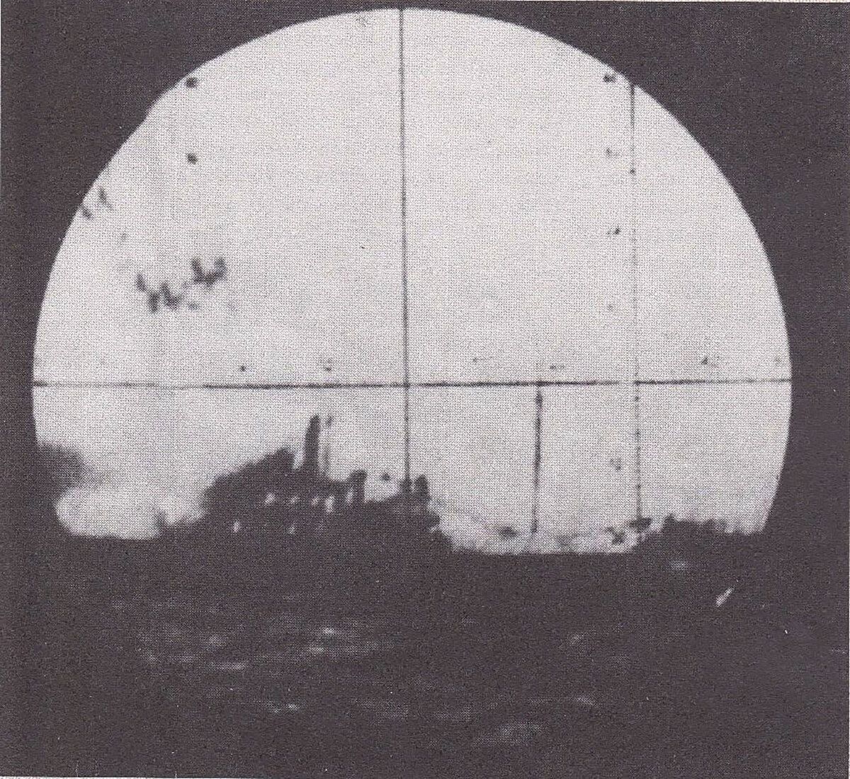 Φωτογραφία μέσα από το περισκόπιο του ιταλικού υποβρυχίου «Ντελφίνο»: η «ΕΛΛΗ» μόλις έχει βληθεί από την τορπίλη και βυθίζεται φλεγόμενη.