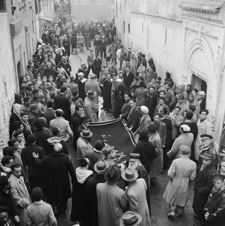 Έρανος υπέρ των φτωχών με αφορμή τον θάνατο ραβίνου. Εβραϊκό γκέτο στο Μαρακές του Μαρόκο, 1955