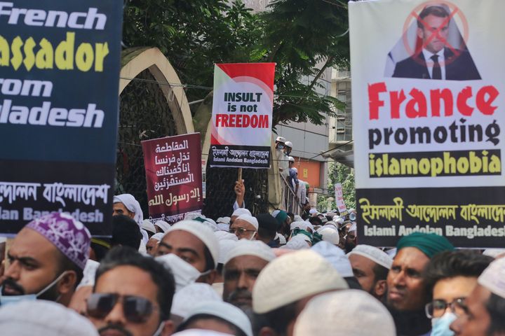 Μπανγκλαντές 27/10/2020 Διαδηλώσεις μουσουλμάνων οι οποίοι αντιδρούν στον τρόπο που ο Γάλλος πρόεδρος αποφάσισε να αντιδράσει απέναντι στο ριζοσπαστικό Ισλάμ.