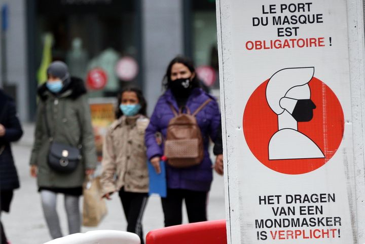 Des passants portant le masque dans les rues de Bruxelles le 27 octobre alors que la Belgique a mis en place de nouvelles restrictions face à la COVID-19.