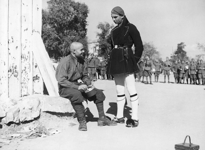 Εύζωνας μπροστά από Ιταλό κρατούμενο 27 Δεκεμβρίου 1940