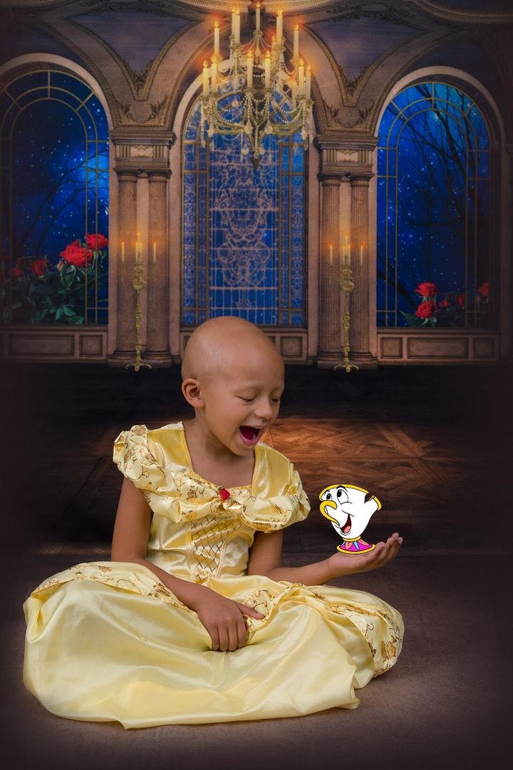 Arianna Taft, une fillette de 5 ans atteinte d'un cancer du rein, habillée en Belle de La Belle et la Bête.