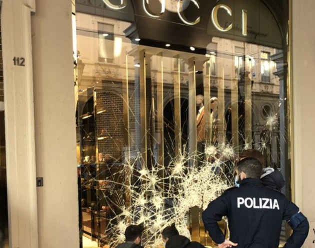Negozio Gucci Distrutto A Torino Il Gestore Danno Grave Ogni Vetrina Costa 10mila Euro L Huffpost