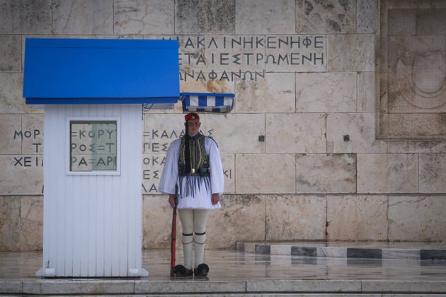 Πιστοί στο καθήκον, οι εύζωνες παραμένουν στις θέσεις τους.