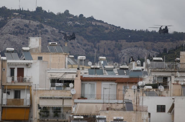 Διέλευση μαχητικών αεροσκαφών και ελικοπτέρων στον ουρανό της ερημωμένης Αθήνας.