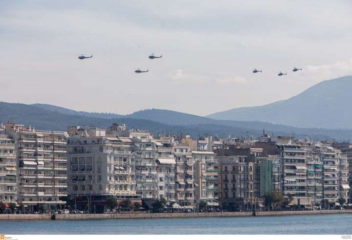 Στρατιωτικά ελικπόπτερα και αεροπλάνα της Πολεμικής Αεροπορίας πραγματοποίησαν πτήσεις πάνω από τους άδειους δρόμους της Θεσσαλονίκης.
