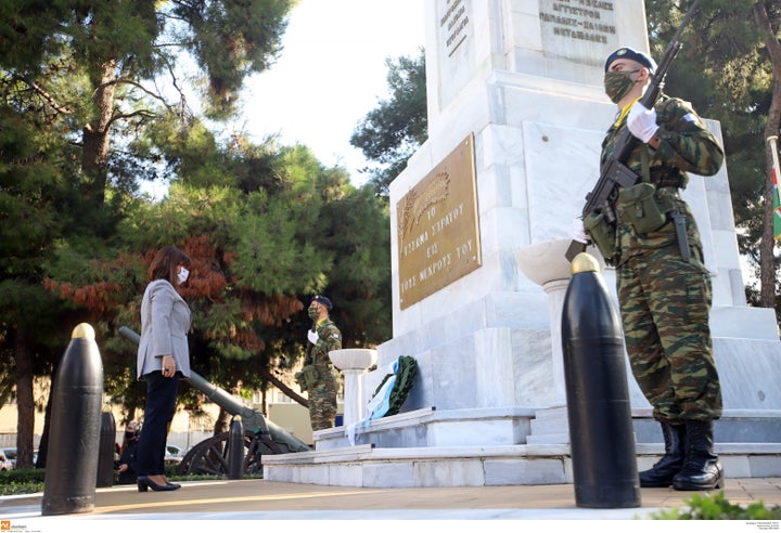 Κατάθεση στεφάνου από την Πρόεδρο της Δημοκρατίας, Κατερίνα Σακελλαροπούλου, στο ηρώο του Γ΄ Σώματος Στρατού, σε μια λιτή εκδήλωση, χωρίς την παρουσία κόσμου.