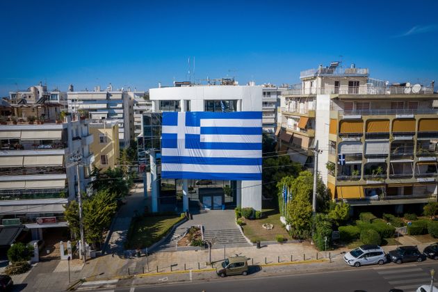 Τεράστια ελληνική σημαία στην πρόσοψη του Δημαρχείου Γλυφάδας.