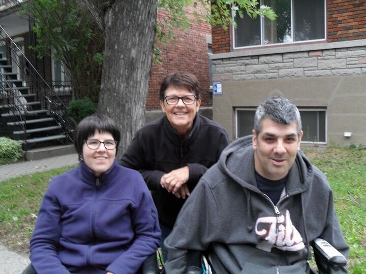 Danielle Gaudet, au centre, et ses deux enfants, Marie-Josée et Yanick.