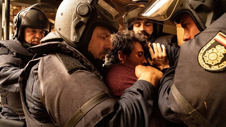 Una imagen del desahucio del primer capítulo de 'Antidisturbios'.