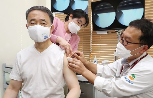 Health and Welfare Minister Park Neung-hoo was vaccinated against influenza (flu) at a hospital located in Dodam-dong, Sejong City, on October 27.