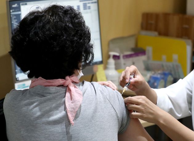 On the 26th, when the government started free influenza (flu) vaccination for people aged 62-69 years, the elderly were vaccinated at the Seoul West Branch of the Korea Health Management Association in Gangseo-gu, Seoul