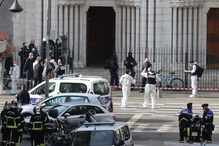 29 Οκτωβρίου 2020 Ενας άντρας οπλισμένος με μαχαίρι σκότωσε τρία άτομα, μεταξύ των οποίων και μία γυναίκα την οποία αποκεφάλισε, σε μία εκκλησία της Νίκαιας, στη Νότια Γαλλία. Ο δράστης φέρεται να φώναζε τη φράση «Αλάχου Ακμπαρ».