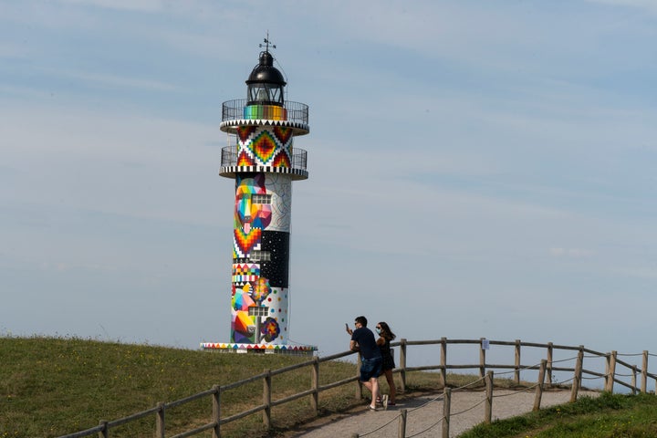 El faro de Ajo, pintado por Okuda San Miguel.