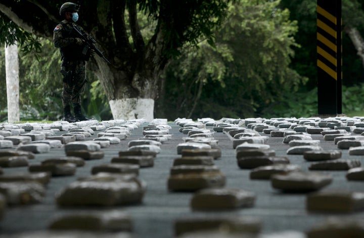 Fardos de marihuana requisados.