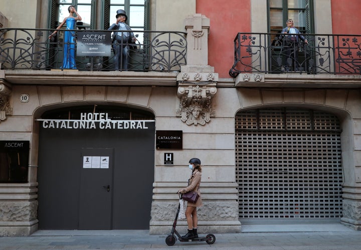 Una mujer en patinete en el Barrio Gótico de Barcelona.