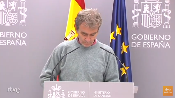 Fernando Simón mirando a su mesa en plena rueda de prensa.