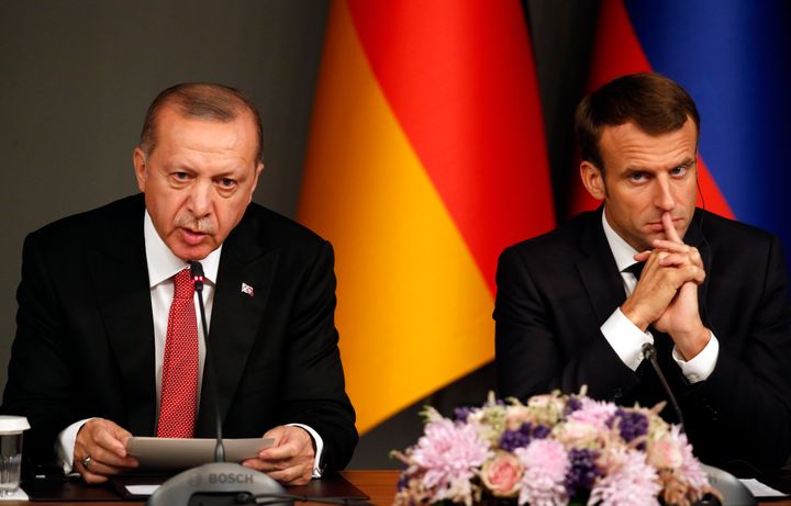 27 Οκτωβρίου 2018. Ο Ταγίπ Ερντογάν δίπλα στον Εμανουέλ Μακρόν σε συνέντευξη Τύπου μετά την διάσκεψη για την Συρία στην Κωνσταντινούπολη. Μία εικόνα χίλιες λεξεις. (AP Photo/Lefteris Pitarakis)
