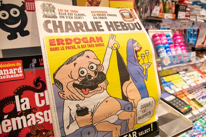 Το σατιρικό εξώφυλλο του Charlie Hebdo με στόχο τον Πρόεδρο της Τουρκίας, Ταγίπ Ερντογάν. (Photo by Marc Piasecki/Getty Images)