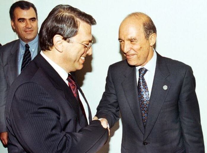 Ο Μεσούτ Γιλμάζ με τον Κώστα Σημίτη, στην ιστορική Διαβαλκανική Συνάντηση Κορυφής της Κρήτης, τον Νοέμβριο του 1997.