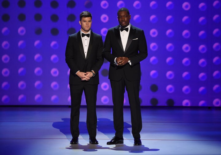 Los cómicos Colin Jost y Michael Che en los premios Emmy de 2018.