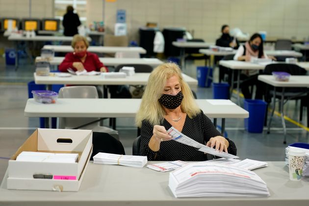 뉴저지주의 한 선거사무소에서 우편투표 개표 준비작업이 실시되고 있다. 2020년