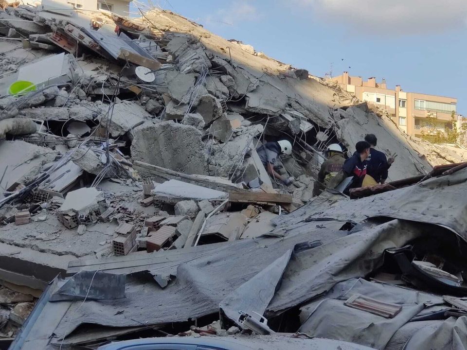 Εικόνες καταστροφής στη Σμύρνη: Καταρρεύσεις πολυώροφων