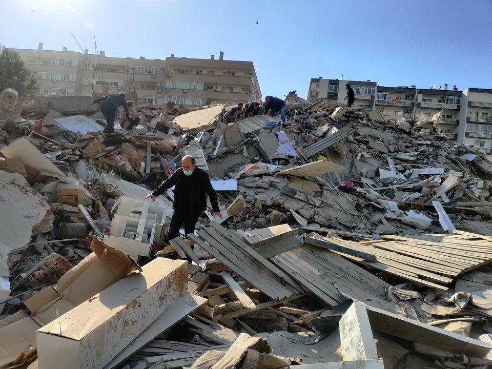 Εικόνες καταστροφής στη Σμύρνη: Καταρρεύσεις πολυώροφων