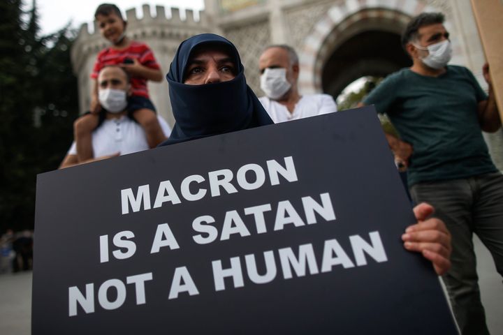 Διαμαρτυρία στην Τουρκία κατά του Μακρόν. Στο πλακάτ αναγράφεται "Ο Μακρόν δεν είναι άνθρωπος. Είναι ο σατανάς"
