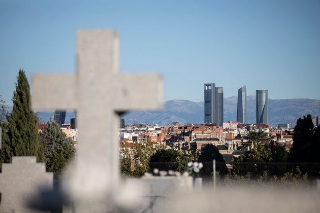 Un Entierro En Madrid Cuesta 25 Veces Mas Que En Murcia Y 17 Mas Que En Zaragoza El Huffpost