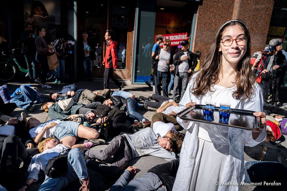 A few days after her first swarm with Extinction Rebellion, Solène Tessier took part in a theatre action, a “die in” in downtown Montreal. She distributed drinks, called the “delicious denial,” to the participants, who then simulated dying.