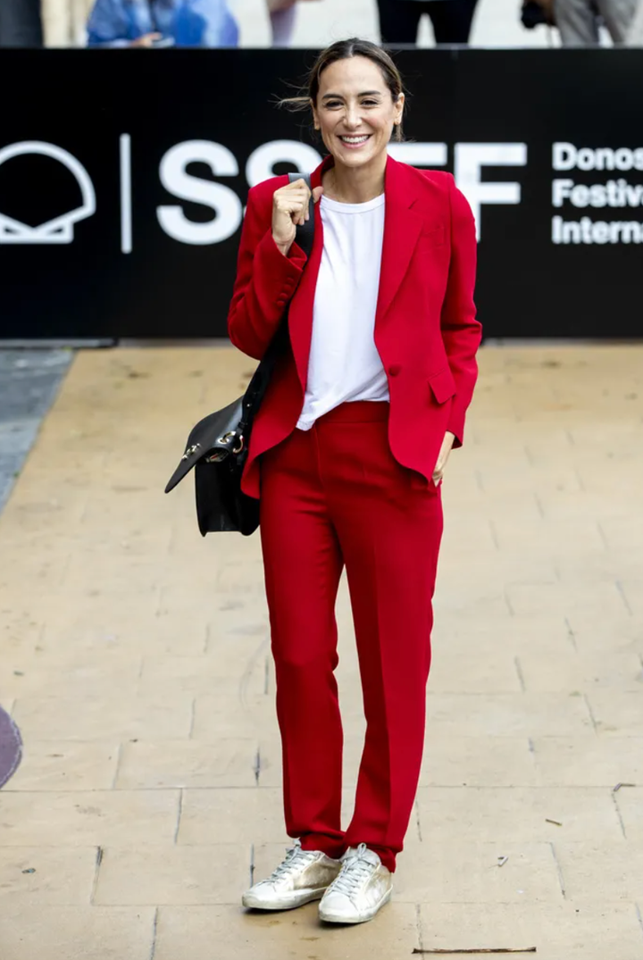 Tamara Falcón con traje y deportivas en el Festival de San Sebastián.