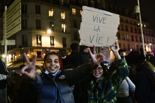 Παρίσι 29 Οκτωβρίου 2020 Εκατοντάδες Γάλλοι πολίτες που αντιδρούν στα νέα μέτρα της κυβέρνησης για την αντιμετώπιση της πανδημίας διαδηλώνουν στο Παρίσι. Δύο από αυτούς κρατούν ένα πλακάτ που γράφει 