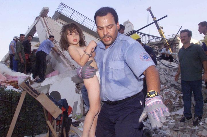 Διασώστης βγάζει κοριτσάκι από τα συντρίμμια στο Μενίδι, μετά τον καταστροφικό σεισμό με επίκεντρο την Πάρνηθα στις 7 Σεπτεμβρίου του 1999. 