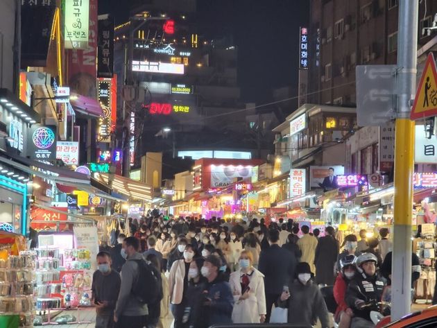 30일 서울 마포구 홍대입구역 인근은 시민들로 붐비고