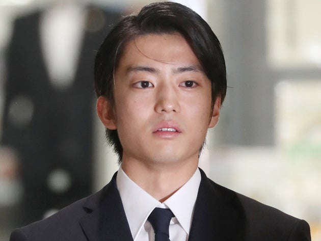 個人の罪と作品は違う 伊藤健太郎さん主演 十二単衣を着た悪魔 予定通り公開との発表に様々な声 ハフポスト 個人の罪と作品は違う 伊藤健太郎さん主演 十二単衣を着た悪魔 予定通り公開との発表に様々な声 ハフポスト