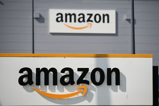 Le logo d'Amazon devant le centre logistique de Lauwin-Planque (Nord), le 16 avril