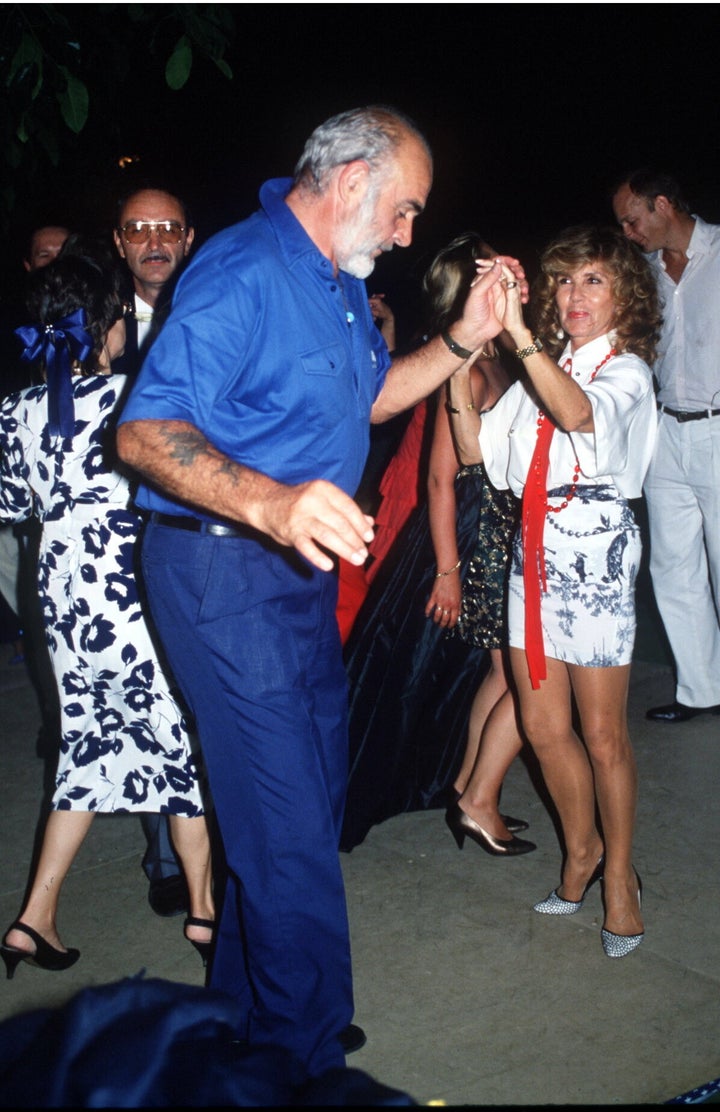 Sean Connery, desde Marbella con amor y diversión (hasta que la justicia apareció) 2 El actor disfrutando de la noche marbellí con su mujer, Micheline Roquebrune.