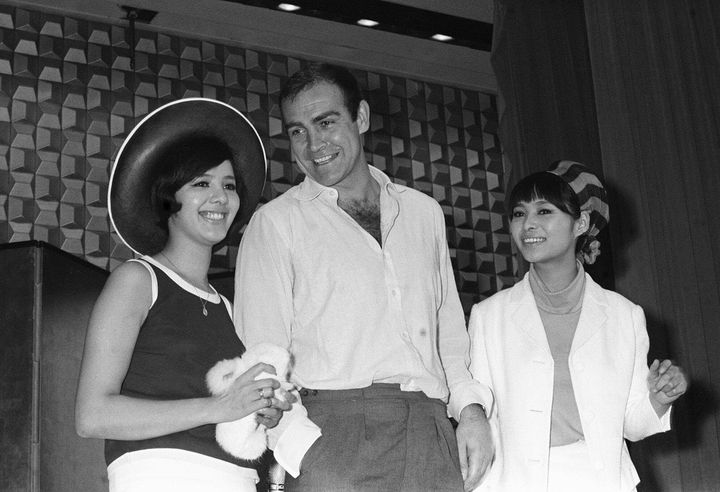 映画「007」の日本ロケ撮影で来日し、記者会見するジェームズ・ボンド役のショーン・コネリーさん（中央）と共演の浜美枝さん（左）、若林映子さん（1966年7月、東京・千代田区の東京ヒルトンホテル） 