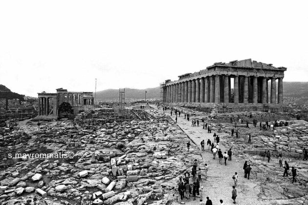 Φωτογραφία του Σωκράτη Μαυρομμάτη (1978) με τις διαδρομές από  σκυρόδεμα 