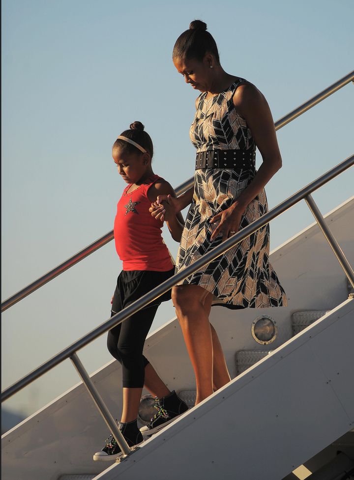 Η Μισέλ Ομπάμα και η κόρη της Σάσα, κατεβαίνουν την σκάλα του Air Force One που μόλις έχει φτάσει στο Φοίνιξ της Αριζόνα στις 15 Αυγούστου 2009.