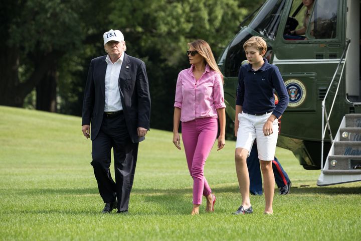 Ο Ντόναλντ κι η Μελάνια Τραμπ με τον γιο τους, Μπάρον.