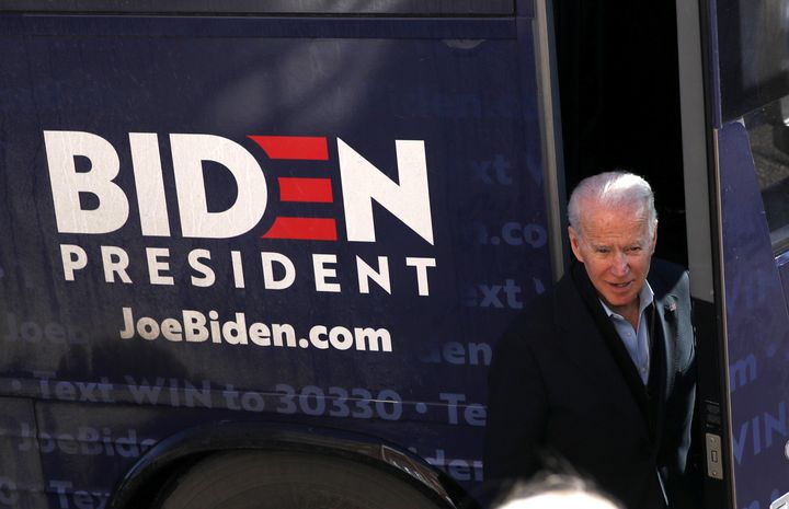 選挙バスから降りる民主党のバイデン大統領候補（写真は2020年2月）