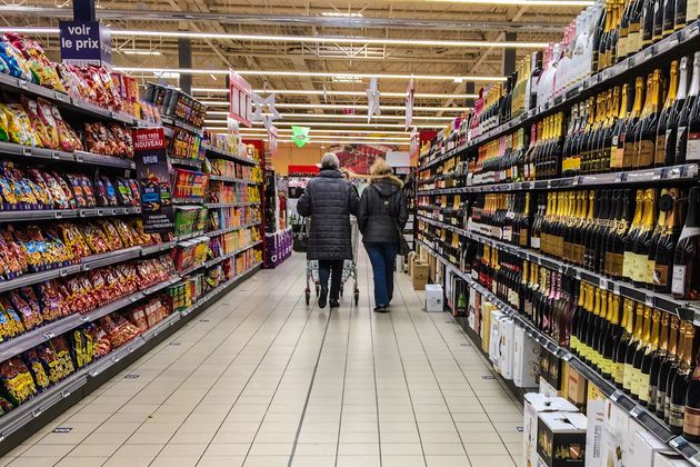 People shop for grocery on November 30, 2016 in a supermarket of Lille, northern France. / AFP / DENIS CHARLET (Photo credit should read DENIS CHARLET/AFP via Getty Images)